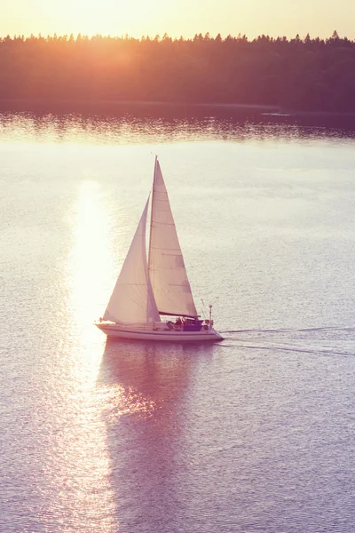 Яхт у заході сонця — стокове фото