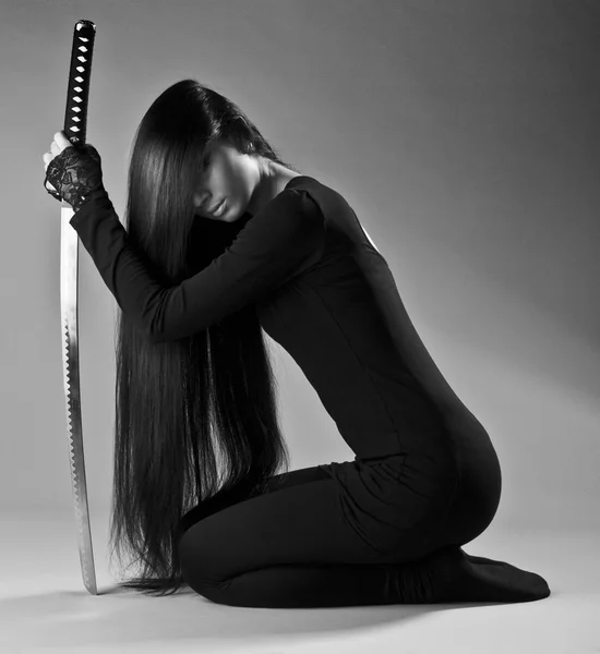 Schöne langhaarige Ninja Mädchen — Stockfoto