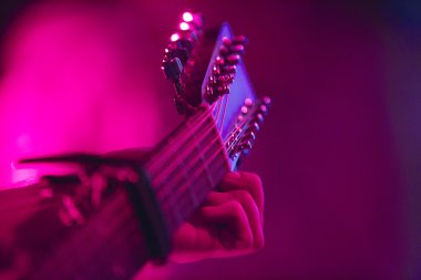 Adam altı dize akustik gitar tuning