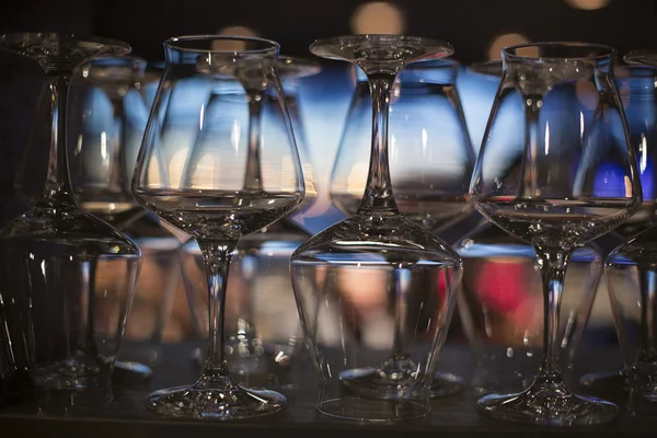 Hermosas copas de vino con fondo azul, blanco y amarillo —  Fotos de Stock