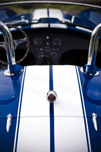 Vintage réplique muscle voiture avec des rayures blanches — Photo