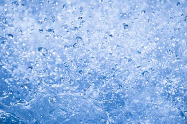 Havuzda sıçramasına su damlaları