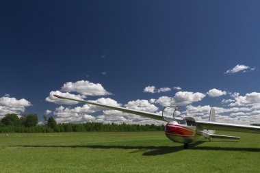 Toprak gövde kapağı üzerinde indi bir planör açın