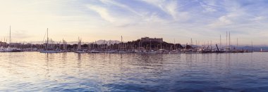 Güzel panoramik marina view, Yelkenliler ve teknelere bir kale ile limanda
