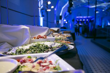 Açık büfe bir yiyecek ve içecek olay ya da kutlama mavi yıldırım, perspektif basık ile bireysel kaplarda görüntülenen çeşitli taze salata