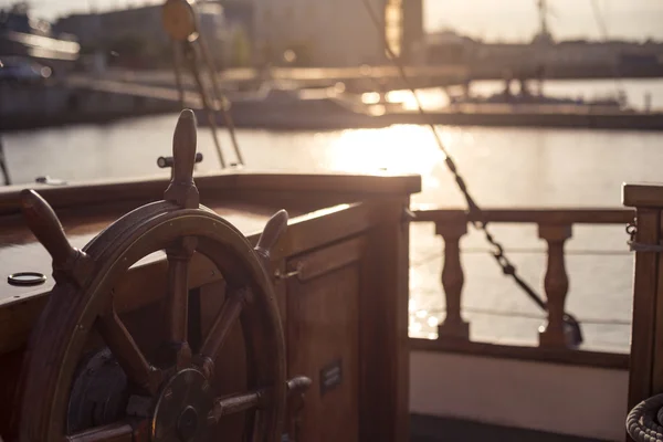 Steuerrad eines alten Segelschiffs im Sonnenuntergang — Stockfoto