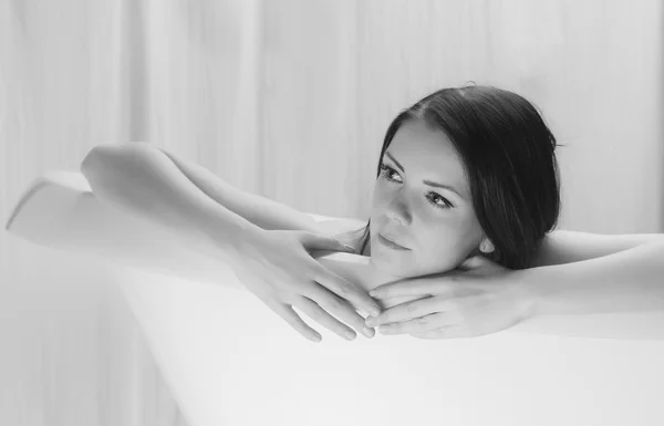 Retrato en blanco y negro de una hermosa morena soñando en el baño vintage — Foto de Stock