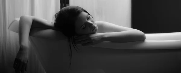 Retrato en blanco y negro de una hermosa morena relajada durmiendo en el baño y soñando — Foto de Stock