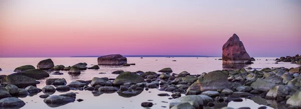 Панорама прекрасного заката над скалистым побережьем — стоковое фото