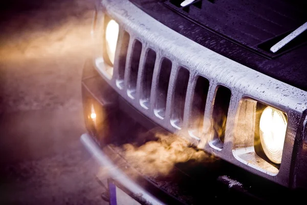 Headlights and chrome grille of a big powerful American SUV — Stock Photo, Image