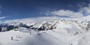 Karlı dağ üst ski resort panorama