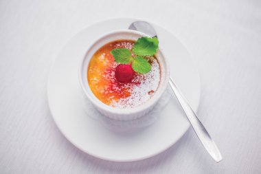 Creme Brulee Ahududu ve nane yaprağı ile görev yaptı.