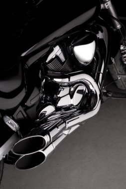 Krom egzoz boruları siyah chopper motosiklet