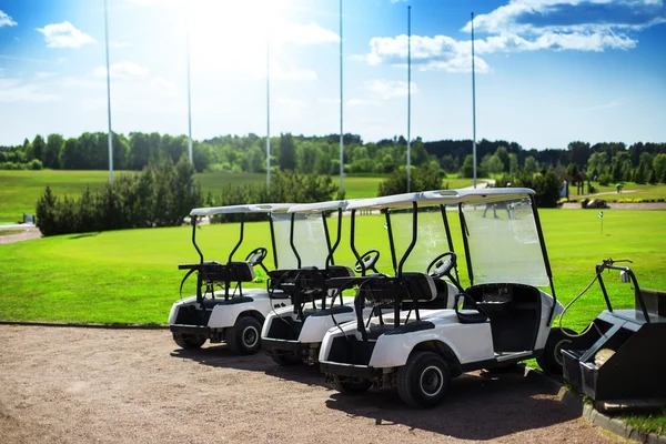 Clubwagen parken neben einem Golfplatz an einem schönen, hellen Sommertag — Stockfoto