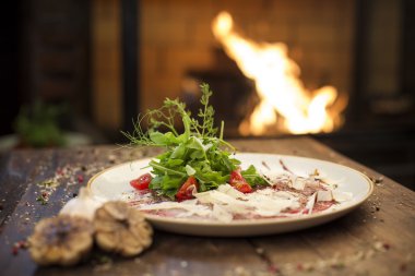 Lezzetli Dana carpaccio salata ile servis ve sarımsak ızgara