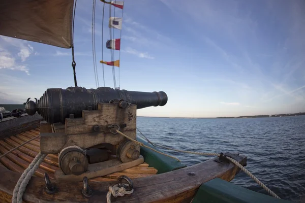 Altes Hölzernes Kriegsschiff Mit Kanone — Stockfoto