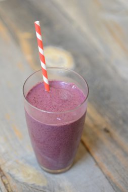 Ahşap arka plan üzerinde Blueberry smoothie