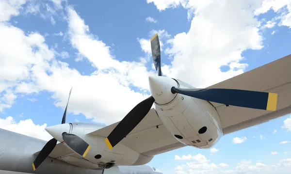 Flugzeug fliegt in blauem Himmel mit Wolken — Stockfoto