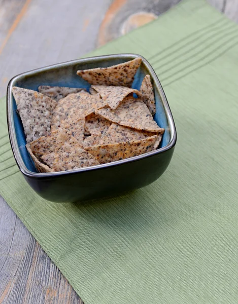 Schüssel mit Chips — Stockfoto