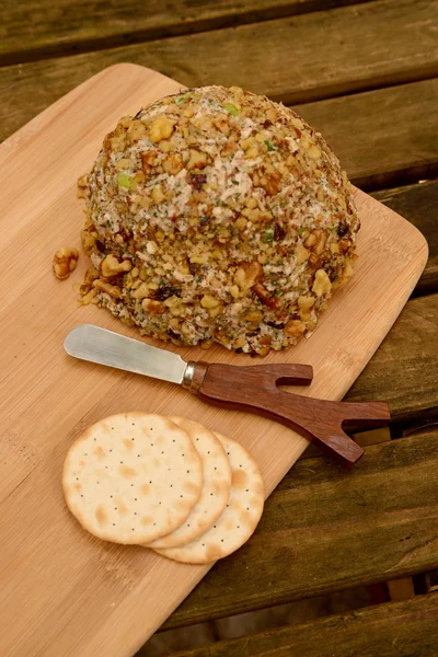 Boule de fromage sur planche à découper — Photo