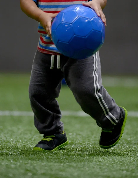 幼儿或儿童携带一个蓝色足球球 — 图库照片