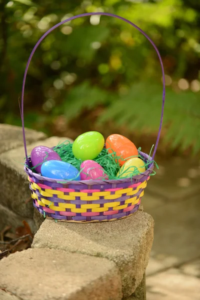 Huevos de Pascua en cesta — Foto de Stock