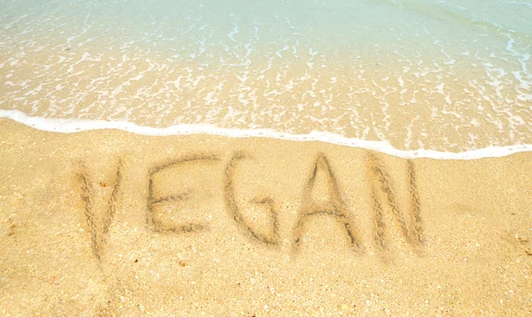 Veganes Wort am Strand geschrieben Stockfoto