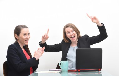 İş kadını toplantıda kutluyor