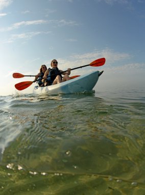 iki kadın okyanusta kayık