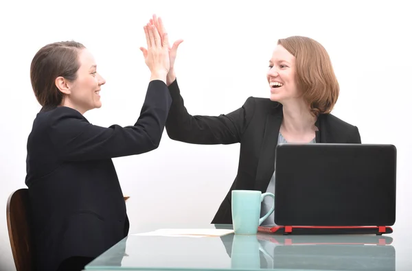 Geschäftsfrauen und High Five — Stockfoto