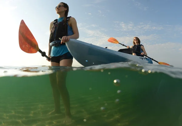 Vrouwen die glimlachen van twee vrouwen in blauwe kajak — Stockfoto