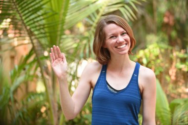 bir tebrik olarak sallayarak kadın