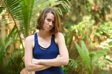 üzgün ya da güçsüz ifade olan genç kadın