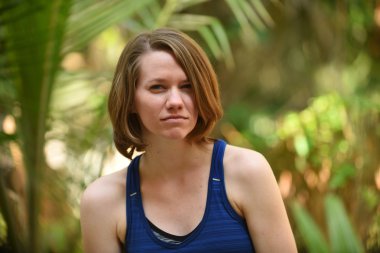 kaşlarıyla kızgın genç kadın