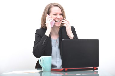 İş kadını telefonla bahsediyoruz masasında