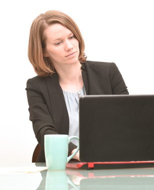 Bilgisayar başında arıyorum ciddi iş kadını