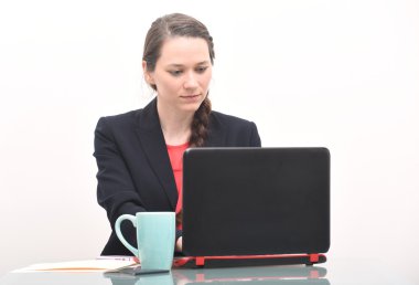 Bilgisayarda yazarak ciddi iş kadını