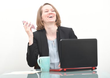 İş kadını cep telefonundan gülüyor