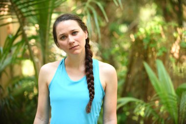 Kafası karışır veya rahatsız ifade