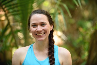 Genç ve samimi kadın gülümseyerek