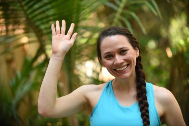 Genç kadın tebrik olarak sallayarak