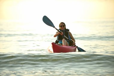 Kayık Florida üzerinde genç kadın