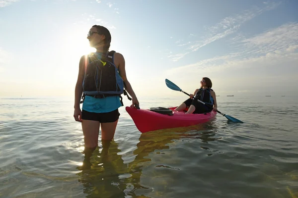 Dos mujeres jóvenes en forma en kayak —  Fotos de Stock