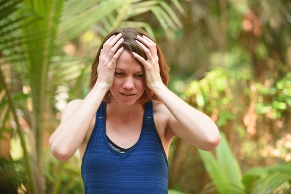 Stress mit einem frustrierten oder sorgenvollen Ausdruck — Stockfoto