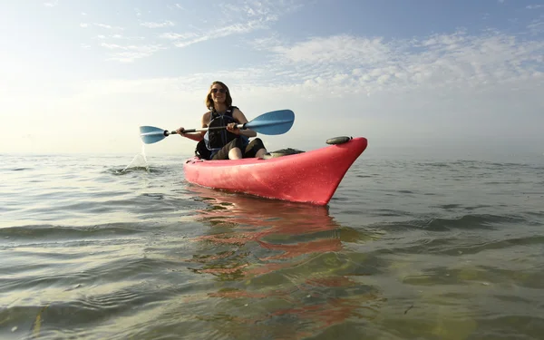 Giovane donna in kayak rosa — Foto Stock