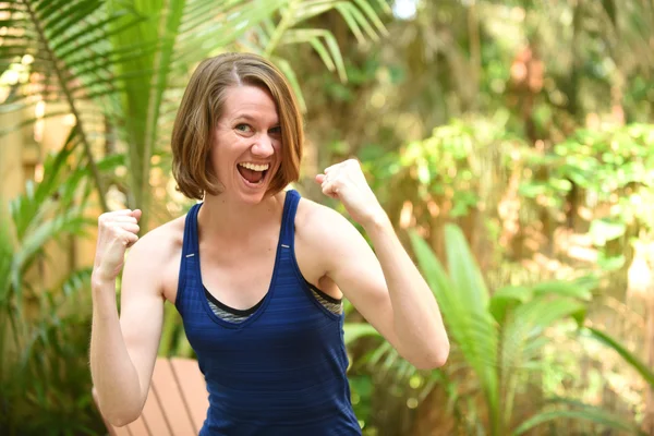 Mulher aplaudindo e sorrindo — Fotografia de Stock