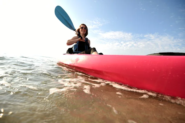 Pretty young woman in pink kayak — Stock Photo, Image