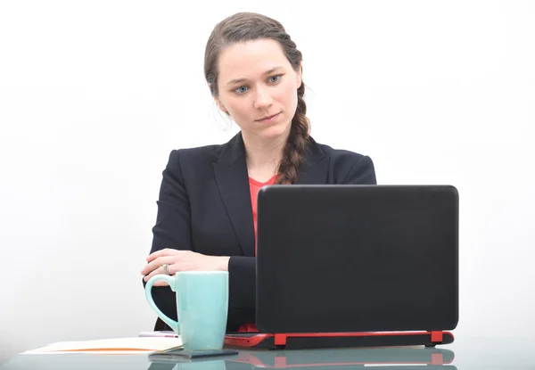 O femeie de afaceri serioasă se uită la calculator — Fotografie, imagine de stoc