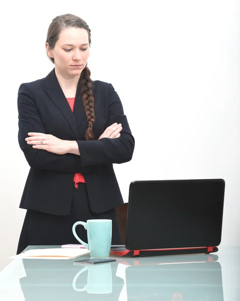 Seriöse Geschäftsfrau schaut auf Computer — Stockfoto