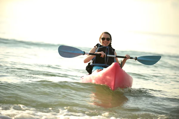 Ganska ung kvinna kajakpaddling i havet — Stockfoto